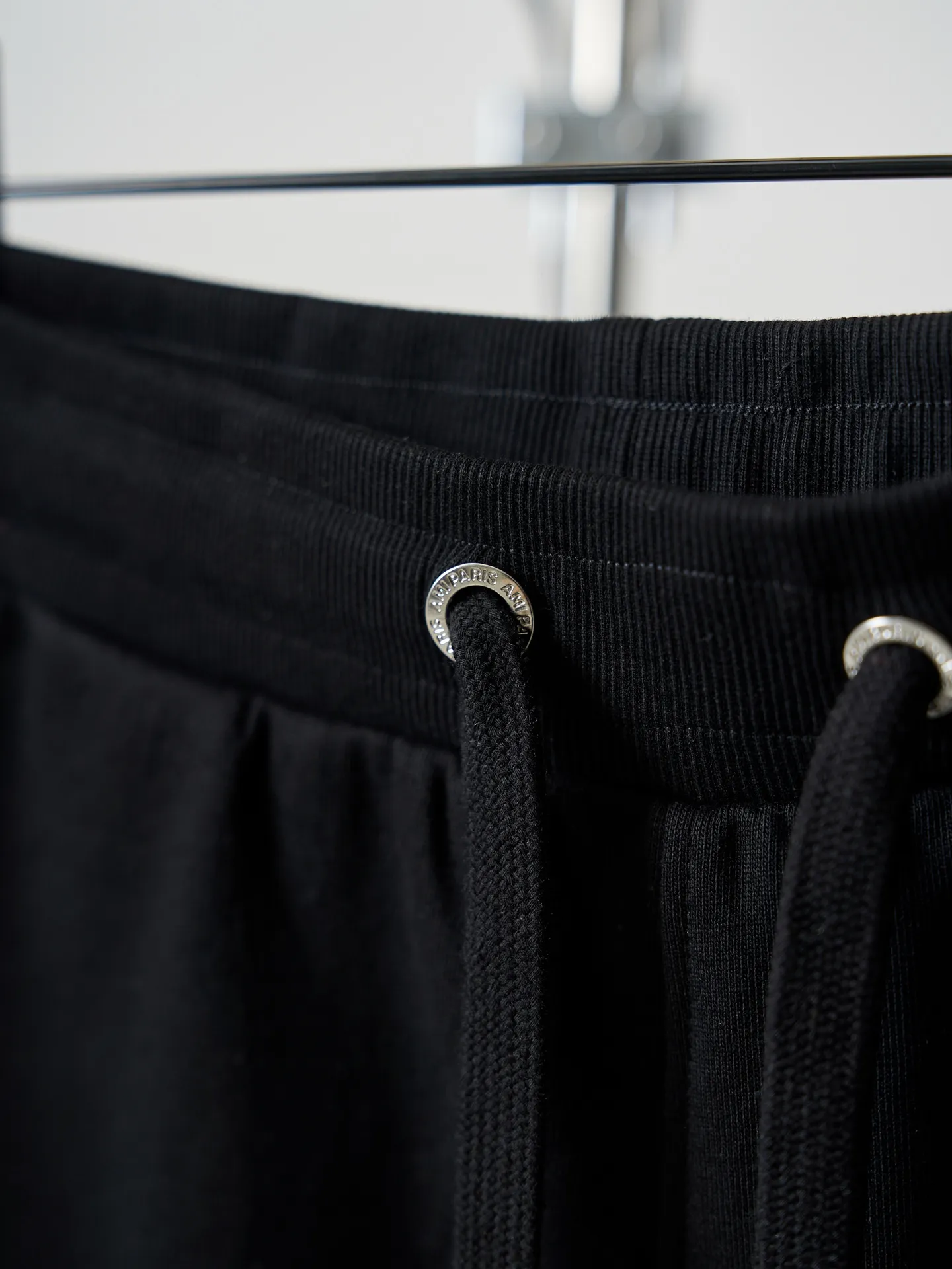 [Real auction] Ami/Ami love heart embroidered shorts [In Stock] S M L Love embroidery work with high precision, smooth and delicate lines, fermentation washing and softening, using the fermentation effect produced by mixing yeast, water and mild detergent to gently treat the fabric, improving the overall softness and loose fit.